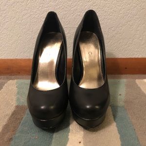 Cathy Jean Women’s Black leather size 5 pumps